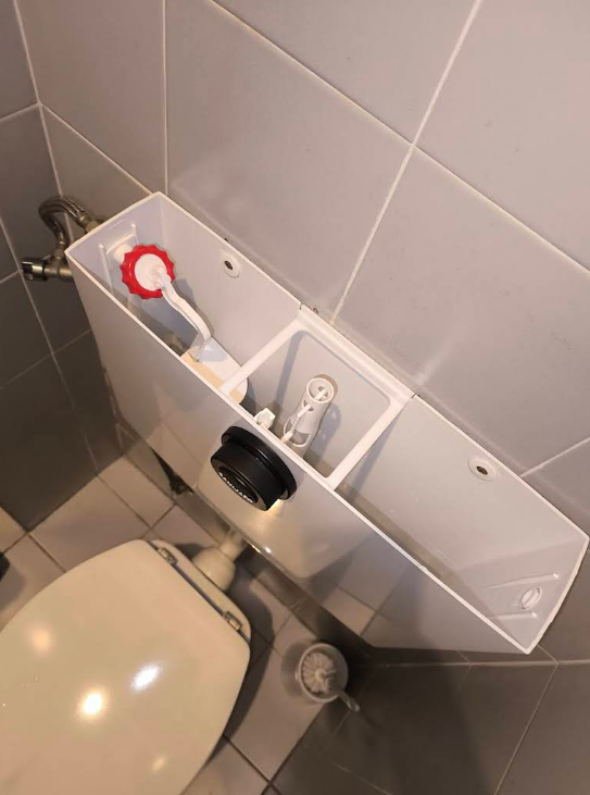 Canalizador profissional a reparar tubagem de lava-loiça com chave inglesa