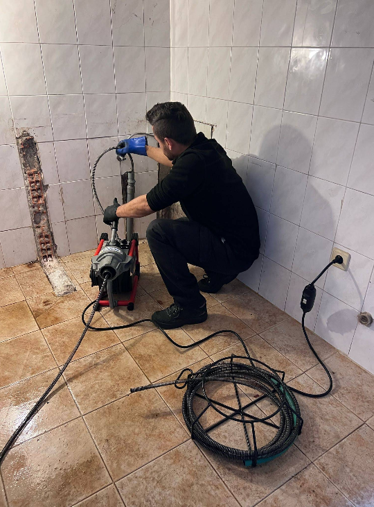 Instalação de tubagens de esgoto em obra de construção