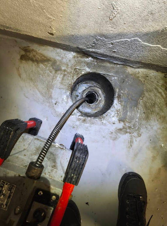 Reparação de tubagem de lavatório com chave ajustável