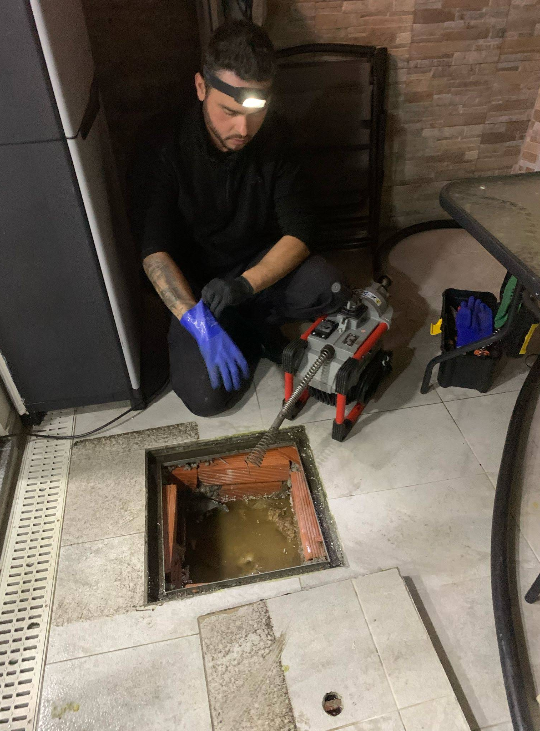 Reparação de fuga de água em sifão com alicate ajustável