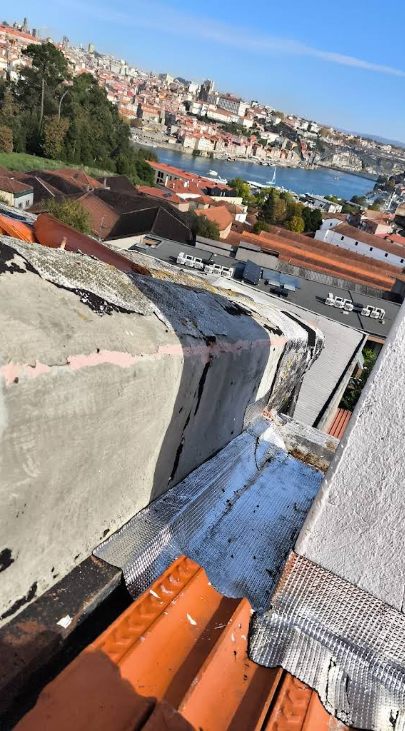 Limpeza profissional de fossa séptica com camião aspirador